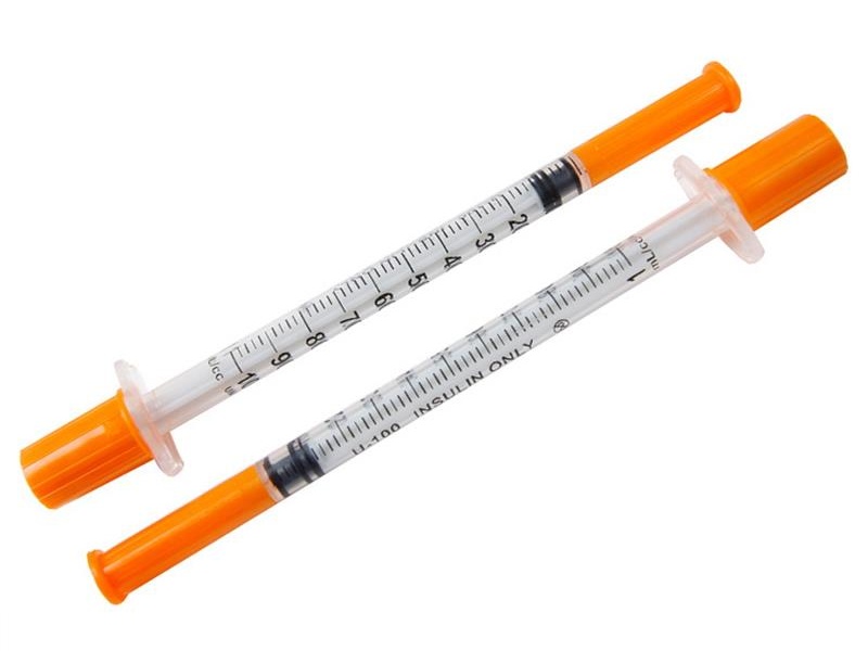 2 insulin syringes lined up