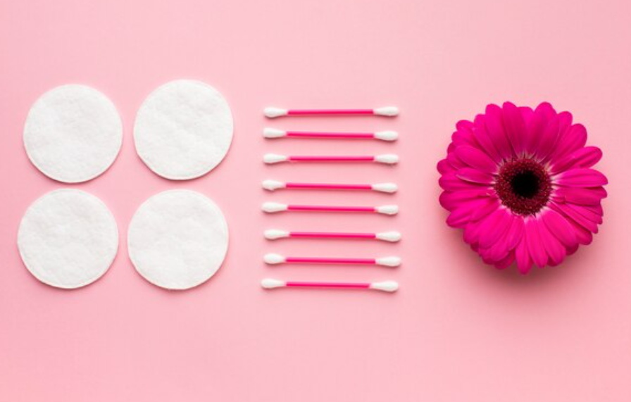 The application of cotton swabs in the beauty industry